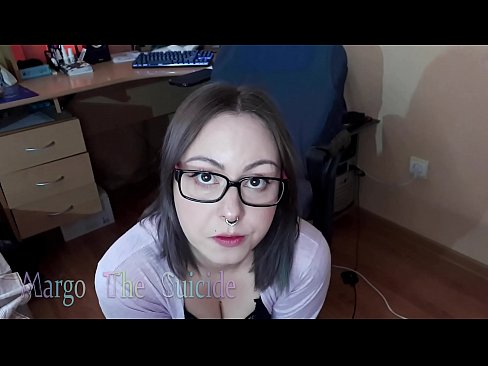 ❤️ Σέξι κορίτσι με γυαλιά πιπιλίζει Dildo βαθιά στην κάμερα ❤❌ Ανώμαλο βίντεο ❌❤
